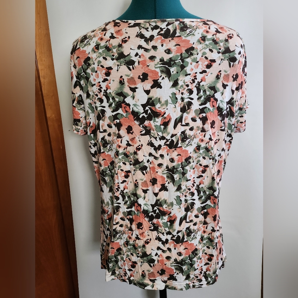 croft & barrow Floral Scoop-Neck Short Sleeve Top in Pink and Green - Picture 5 of 7